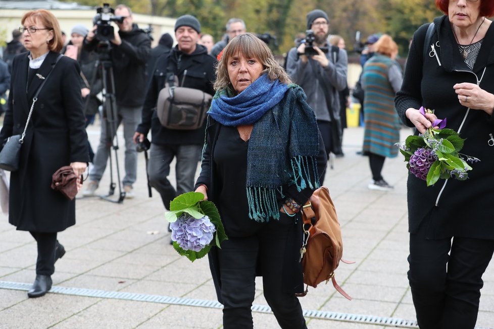 Pohřeb herce Josefa Somra - Bára Hrzánová