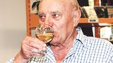 Josef Somr pije víno, i když mu ho lékaři zakázali