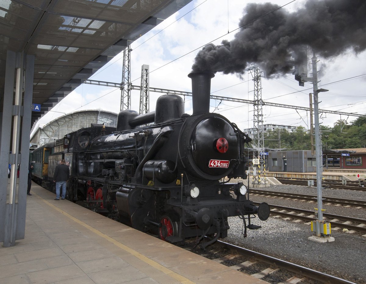 Z Prahy byl vypraven dobový expres s nejstarší lokomotivou u nás.