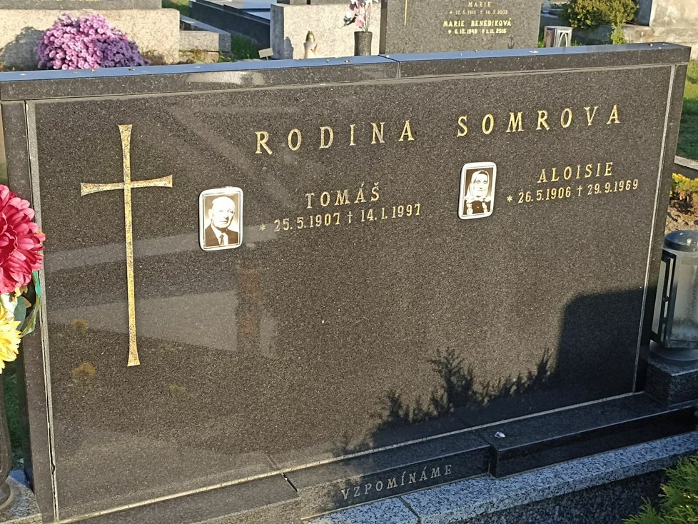 Hrob Somrových rodičů na hřbitově ve Vracově.