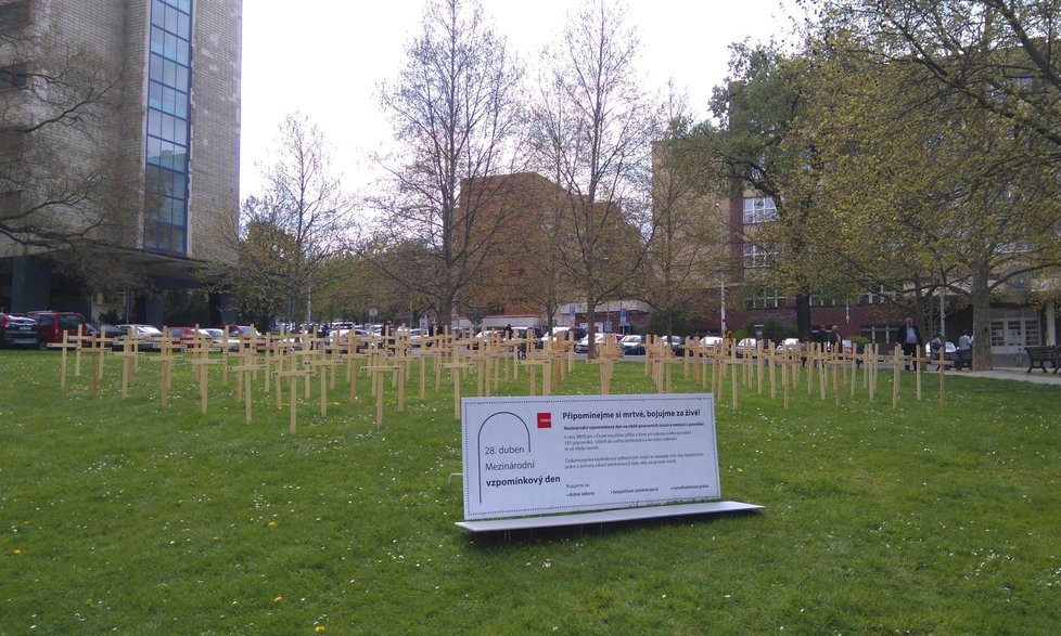 131 křížů v Praze na Žižkově – s inicály 131 lidí, kteří v roce 2015 zemřeli v práci.