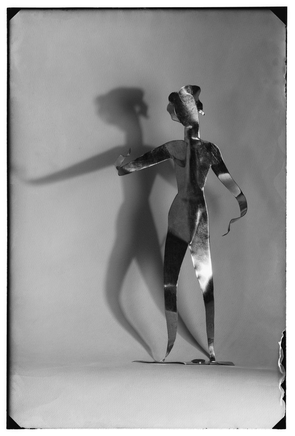 Josef Sudek, [František Tröster–žáci, Reklamní kovová figura, asi 1935], 1935, negativ na skleněné podložce, Ústav dějin umění AV ČR