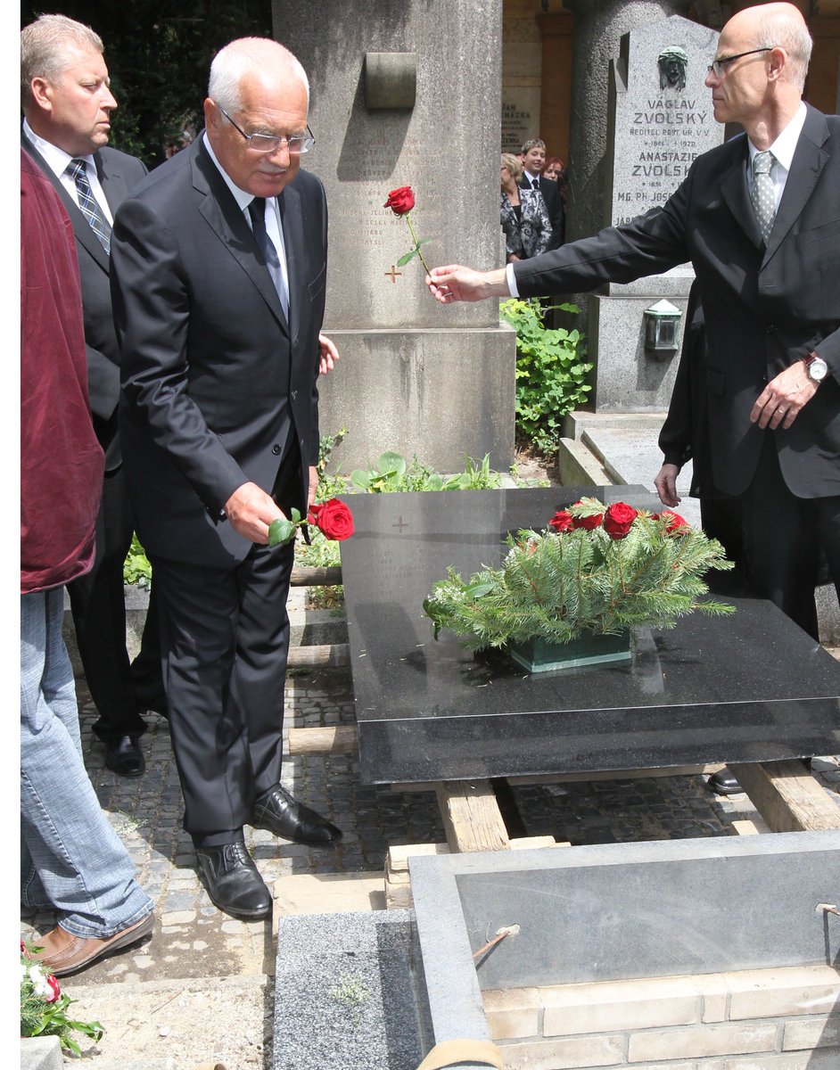 Prezident Klaus vhodil do Sukova hrobu růži.