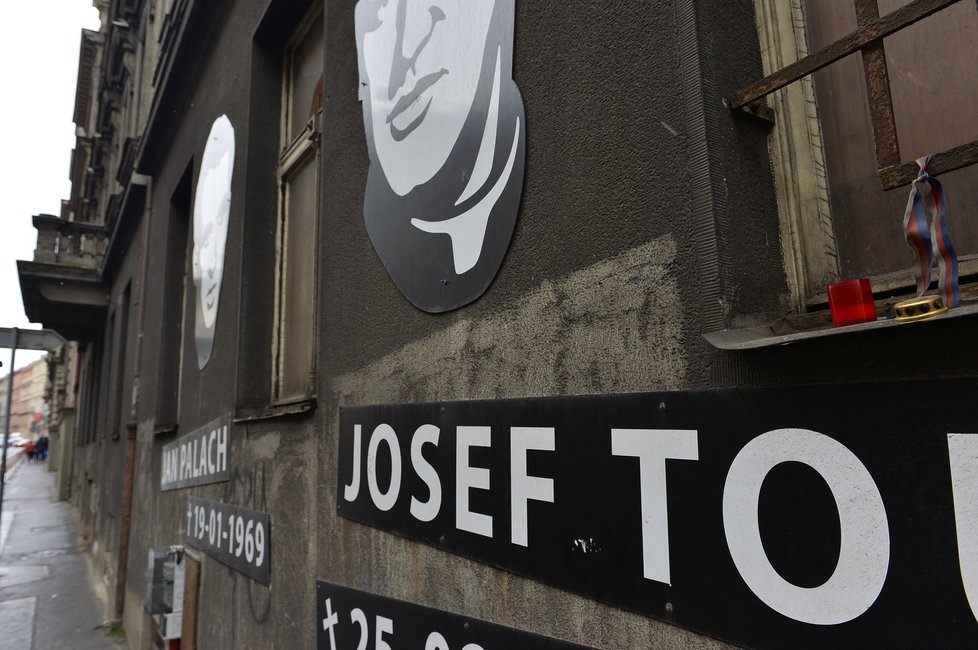 Připomínka Josefa Toufara na zdi někdejšího Borůvkova sanatoria v Legerově ulici v Praze