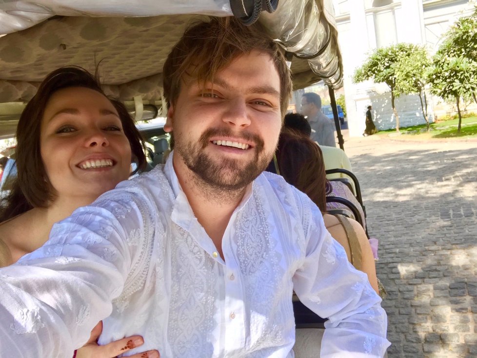 Josef Vágner s přítelkyní na dovolené v Indii.