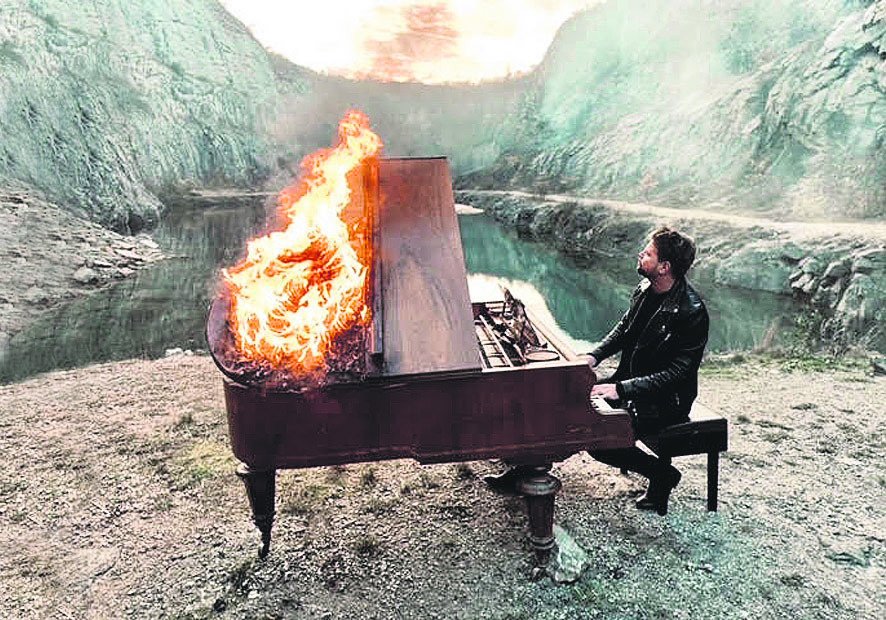 Josef Vágner v klipu spálil klavír.