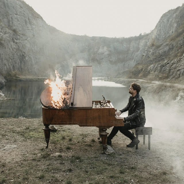 Josef Vágner spálil klavír