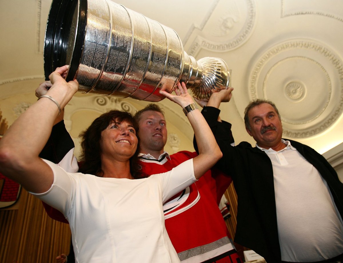 Tak před pěti lety slavil Josef Vašíček vítězství ve Stanley Cupu se svými rodiči Magdou a Josefem st. v Havlíčkově Brodě.