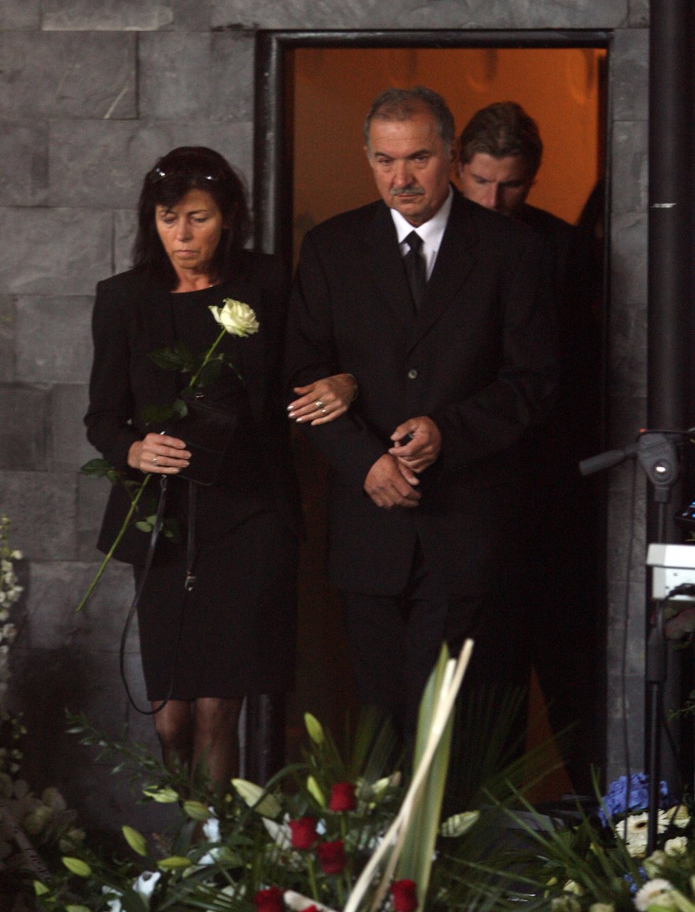 Tohle nepřebolí. Zdrcení rodiče Magda a Josef Vašíčkovi na pohřbu svého syna.