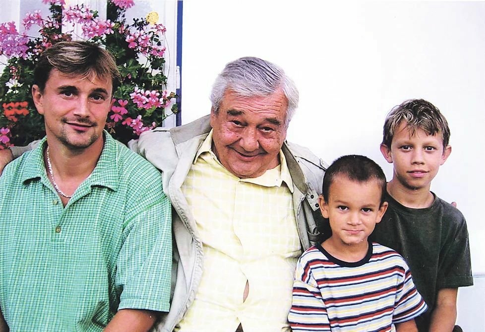 2005: Adam (vlevo) s tatínkem Josefem Vinklářem a svými syny.