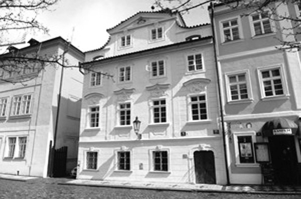 V tomto domě na náměstíčku Na Kampě žil Josef Vinklář 20 let.