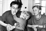 Josef Vinklář, Jana Dítětová a jejich syn Jakub v roce 1957. Z malého Jakuba vyrostl úspěšný malíř. Všimněme si cigaret v rukou rodičů. Tato vášeň sehraje v jejich životech osudovou roli.