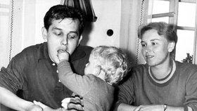 Josef Vinklář, Jana Dítětová a jejich syn Jakub v roce 1957. Z malého Jakuba vyrostl úspěšný malíř. Všimněme si cigaret v rukou rodičů. Tato vášeň sehraje v jejich životech osudovou roli.