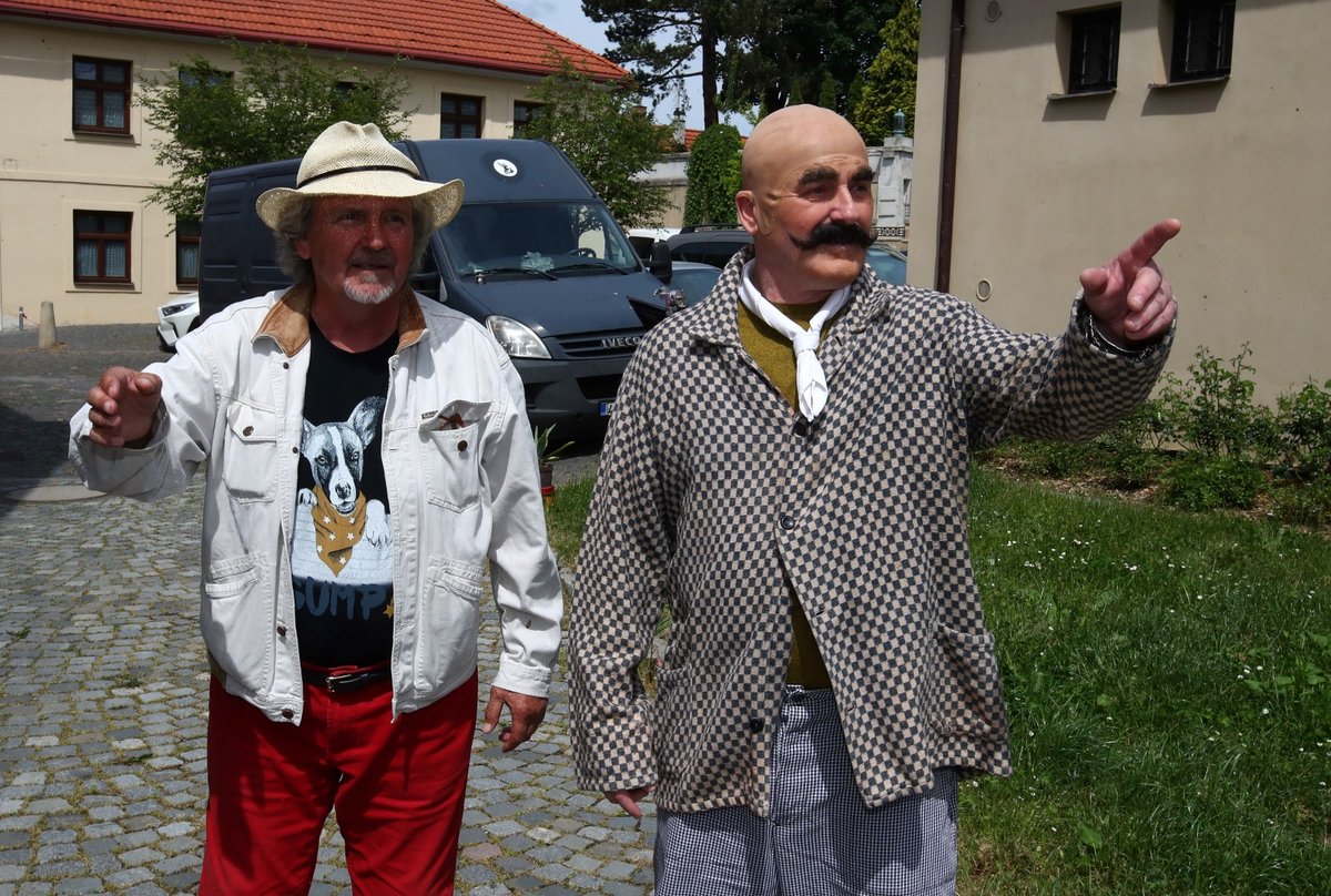 Rocker Josef Vojtek se pod rukama maskérů proměnil v plešatého řezníka s knírem.