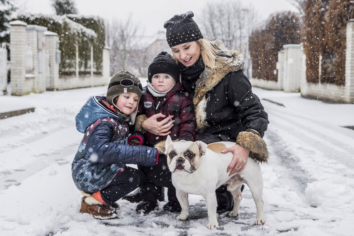 Jovanka Vojtková se syny a psem