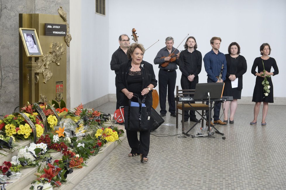 Jiřina Bohdalová se naposledy loučí s Josefem Vondráčkem.