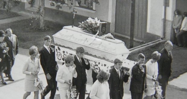 Se zastřeleným mladíkem se přišly 26. srpna 1968 na omický hřbitov rozloučit tři tisíce lidí.