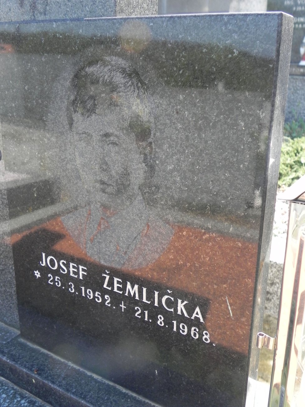 Josef Žemlička, oběť invaze z 21. srpna 1968, odpočívá na hřbitově v Omicích.