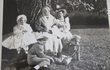1940: Babička Jitka Viktorínová jako malá Adélka (vlevo)...