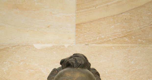 Busta josefa Zítka v Mlýnské kolonádě v Karlových Varech. Josef Zítek, známý architekt podepsaný pod Národním divadlem či Rudolfinem budovu kolonády navrhoval.