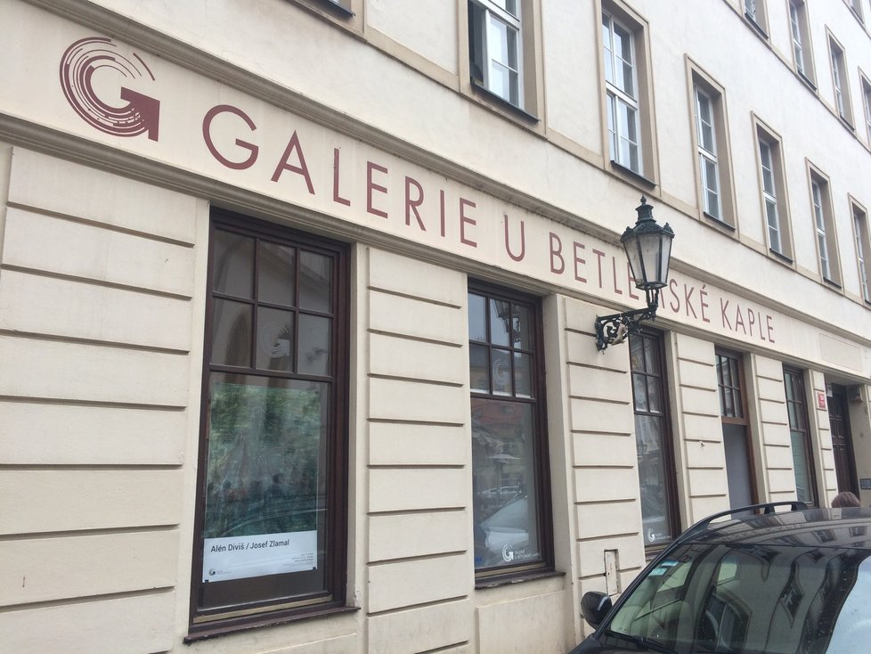 Galerie U Betlémské kaple se nachází na Betlémském náměstí naproti Betlémské kapli.