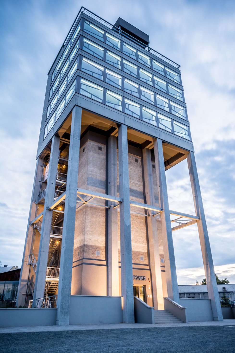 Na odvážném architektonickém návrhu své maminky, olomoucké Silo Tower, se Josef podílel návrhem podoby oken.