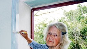 Srpen 2010 - I přes svůj věk Josefa Sedlářová v domku stále něco dělá. Naposledy natírala zárubně dveří.