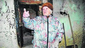 V zimě 2010 seniorka chodila do vyhořelého domu a oškrabávala černé stěny