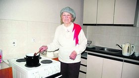Paní Josefa už se těší, až si v nové kuchyni uvaří na Štědrý večer svoji oblíbenou polévku
