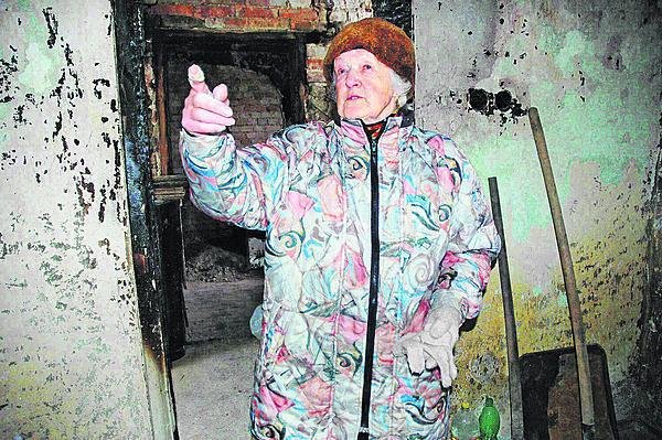 V zimě 2010 seniorka chodila do vyhořelého domu a oškrabávala černé stěny