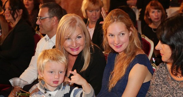 Josefína Nesvadbová s mámou Světlanou Nálepkovou a synkem.