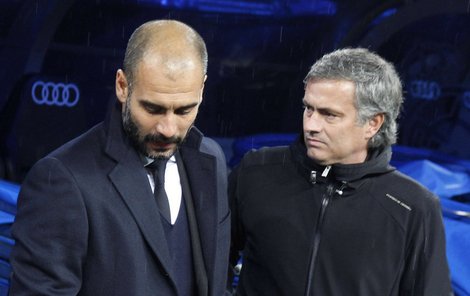 Mourinho (vpravo) přiznal Barceloně štěstí, ne fotbalovou šikovnost. Guardiola to nechal být…