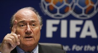 Blatter: Zrušte na stadionech ploty