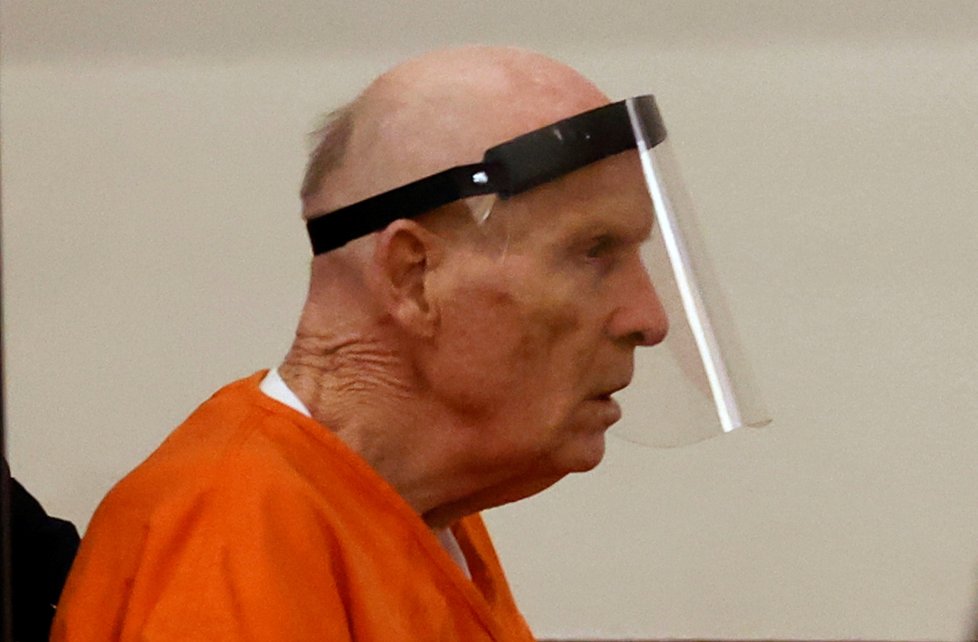Zabiják z Golden State alias Joseph DeAngelo se u soudu přiznal k 13 vraždám a desítkám znásilnění a vloupání.