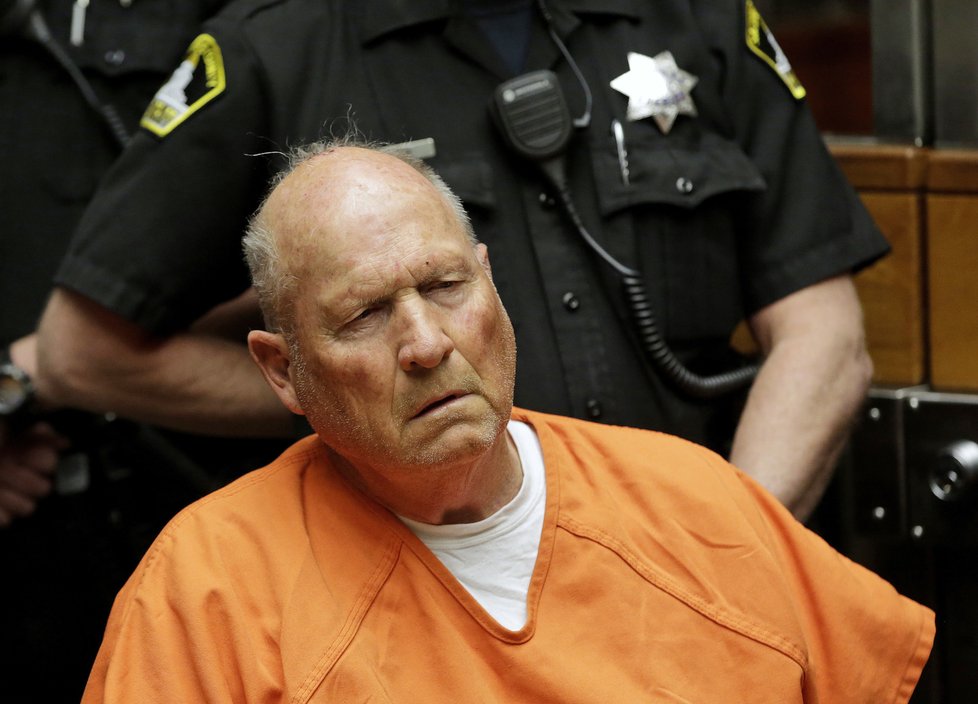 Zabiják z Golden State alias Joseph DeAngelo se u soudu přiznal k 13 vraždám a desítkám znásilnění a vloupání.