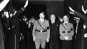 Joseph Goebbels (vpravo) s vůdcem Adolfem Hitlerem v roce 1933