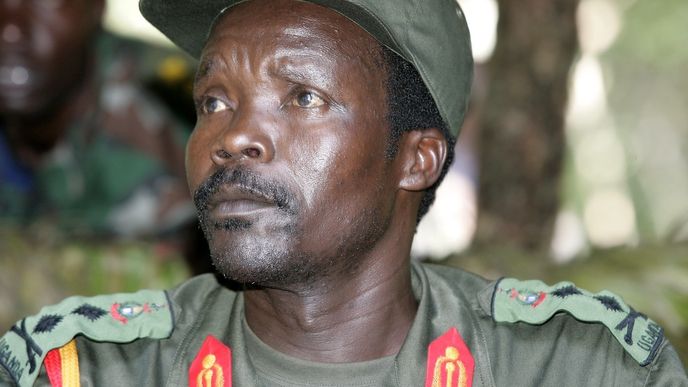 Joseph Kony je samozvaným prorokem a velmi krutým mužem.