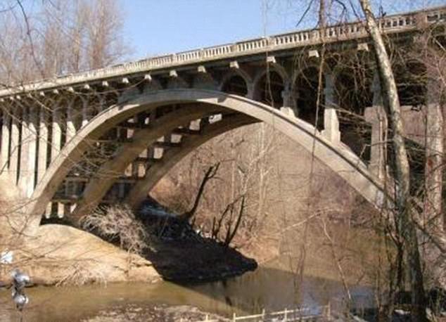 Joseph Roy Metheny tvrdil, že pod mostem rozsekal dva bezdomovce.