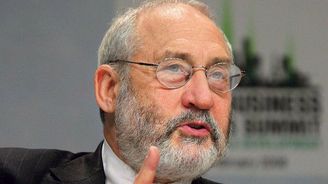 Evropa se proškrtá k recesi, varují Stiglitz i data OECD