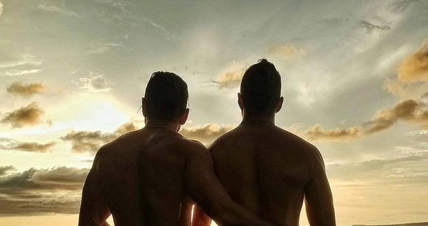 Snímky z instagramového profilu Josepha Dasilvy a jeho partnera Travise.