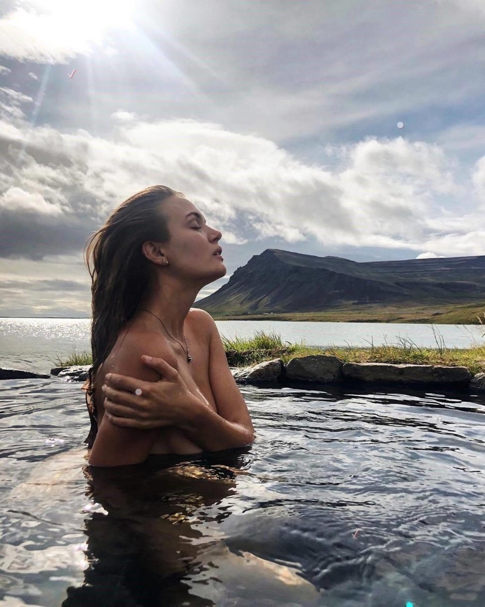 Vnadná Josephine Skriverová zcela nahá v horkých pramenech na Islandu