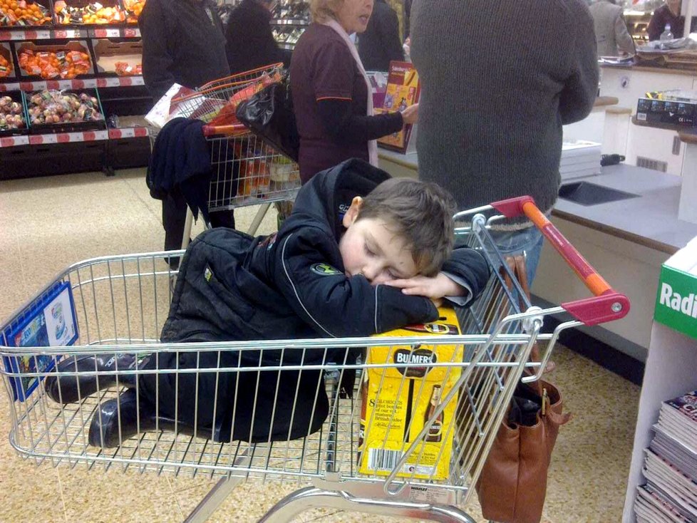 Josh usíná za každých okolností, i během nákupu. Jako polštářek mu poslouží třeba kartón piv.