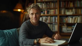 Christopher Holmes je spisovatel a... smolař! Tak nějak neví, co se sebou. I čeští čtenáři ale jeho příběhy milují, stejně jako on JXe.