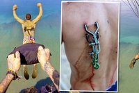 Sado maso jumper: Muž skáče na padáku zavěšeném na piercingu zabodnutém v zádech