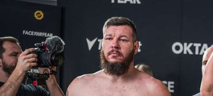 Američanovi původně naměřili 120,9 kg. Američanovi původně naměřili 120,9 kg.