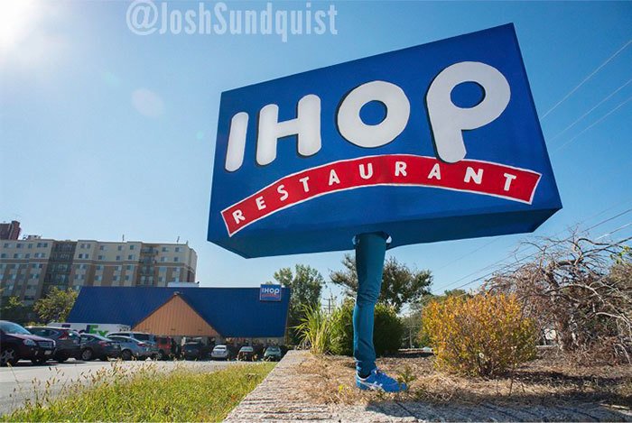 Josh se letos oblékne do loga americké restaurace IHOP (volně přeloženo: Poskakuji si).