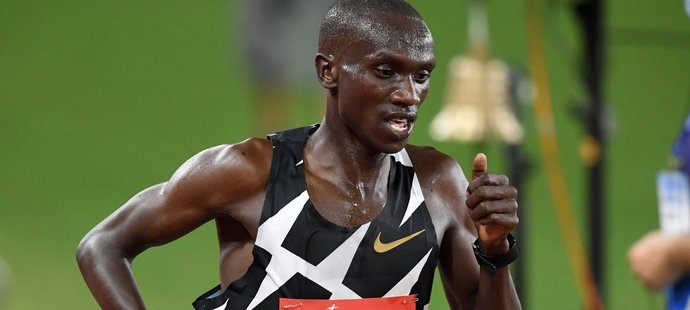 Atletika má další globální superhvězdu. Třiadvacetiletý ugandský běžec Joshua Cheptegei v pátek v Monaku elegantně a s úsměvem na tváři zbořil časem 12:35,36 minuty 16 let starý rekord .