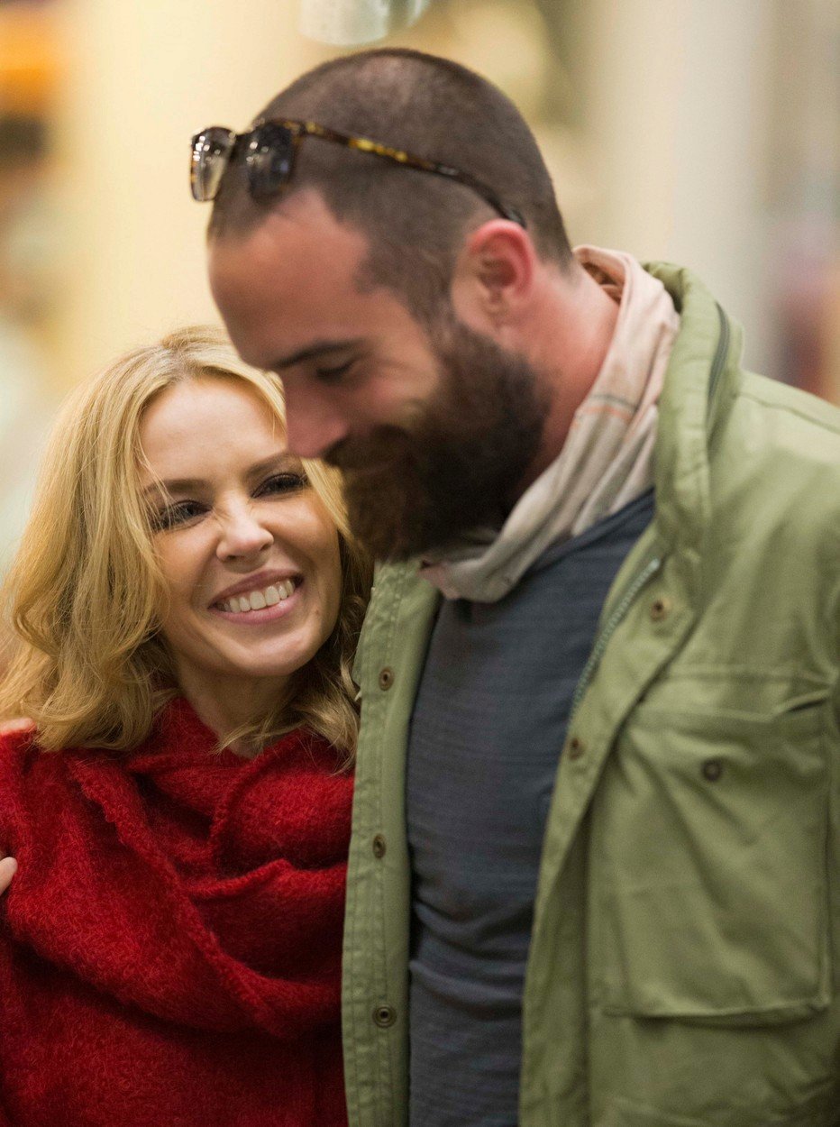 Kylie Minogue s přítelem, britským hercem Joshuou Sassem.