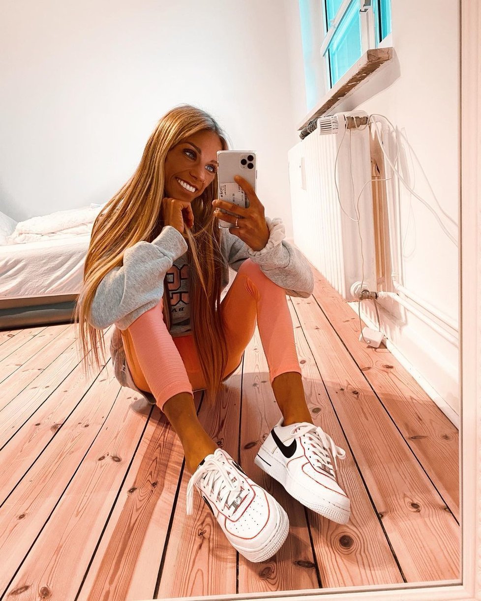 Influencerka trpící anorexií zemřela při letu na dovolenou: Usnula v náruči přítele a už se neprobudila.