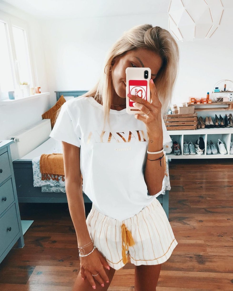 Influencerka trpící anorexií zemřela při letu na dovolenou: Usnula v náruči přítele a už se neprobudila.